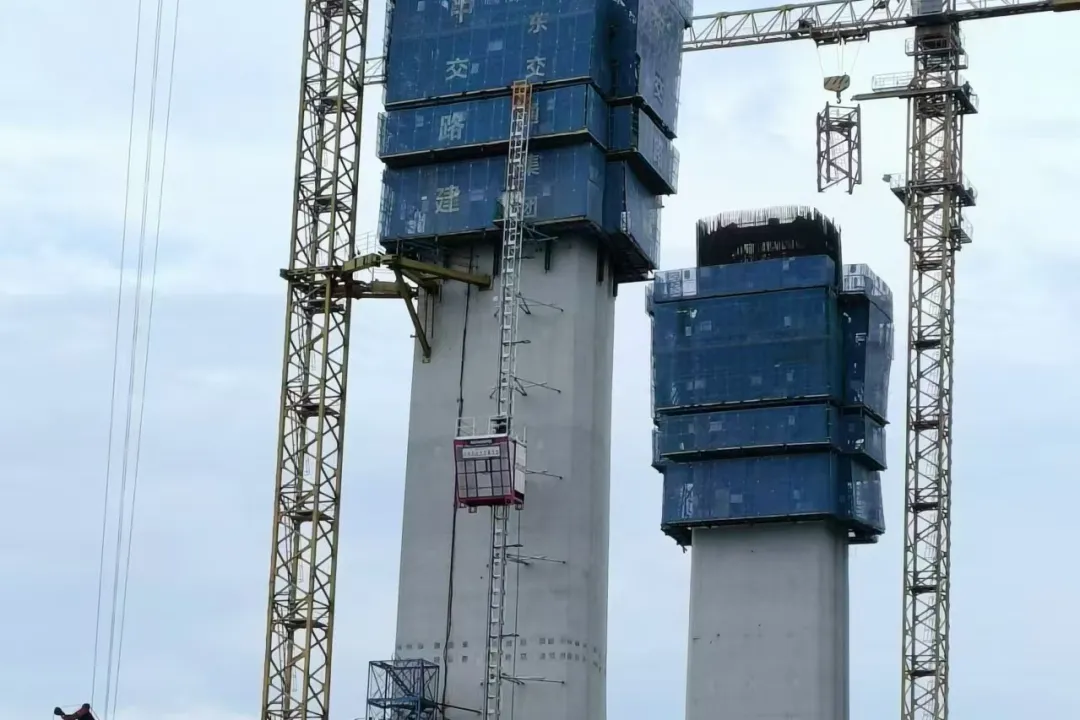 助建桥梁｜全国最大的赌博平台曲线施工升降机持续发力