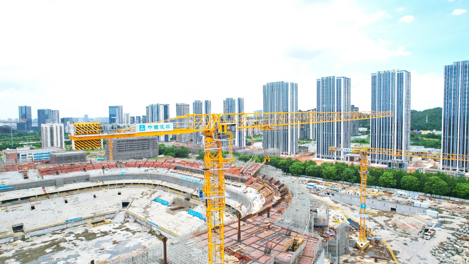 全国最大足球场！JHT7027塔机助建湾区新地标